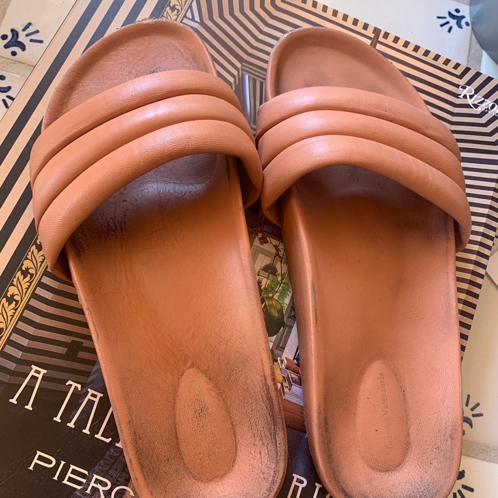Used Beatrice Valenzuela flats salmon color size 7